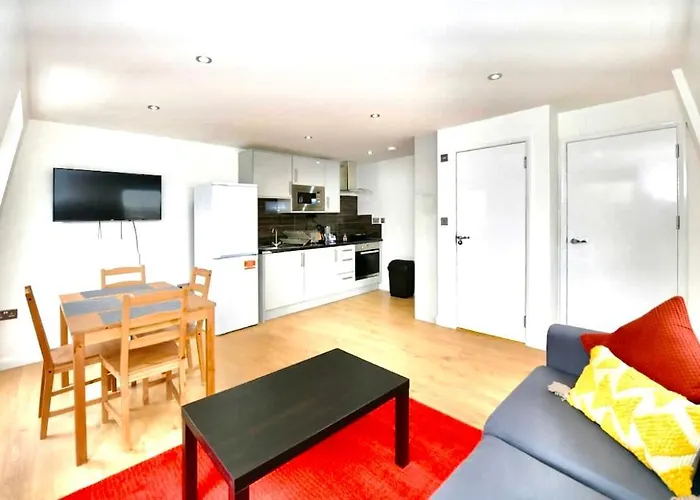 Lovely 2 Bedroom Serviced Penthouse Battersea Park Road