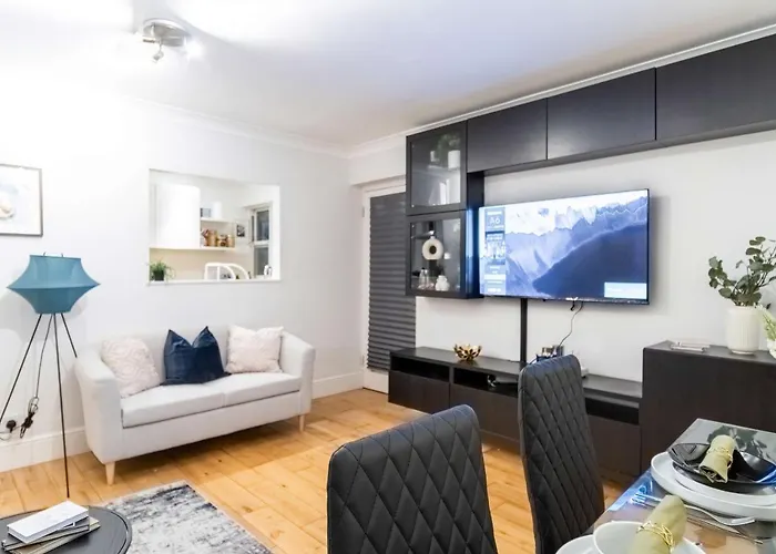 Chic Two Bed Garden Flat