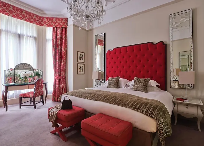 The Apartments By The Sloane Club