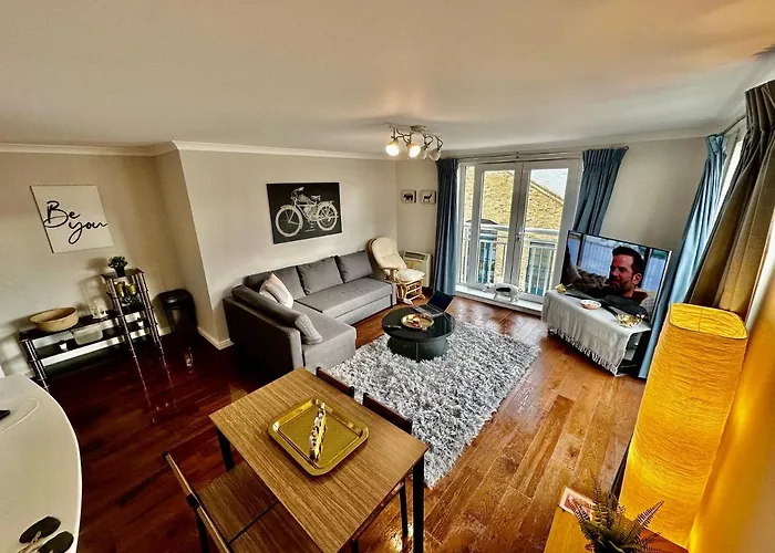O2 Arena Luxury Flat Sleeps 6 With Parking