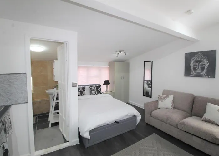 Studio 2 Min Walk To Upton Park Station