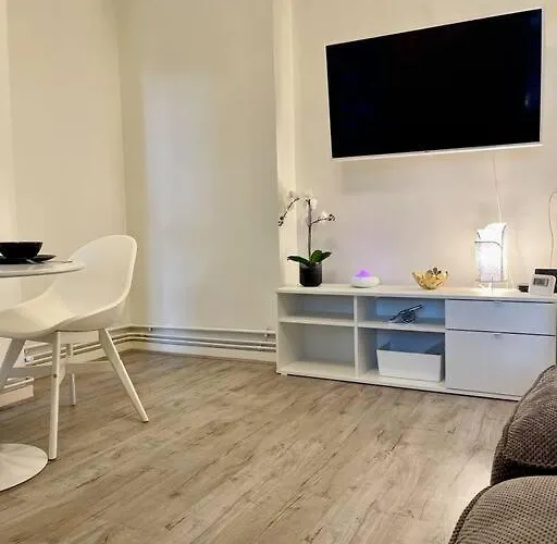 1 Bed Apartment In Zone 2, Minutes From Oval Tube.