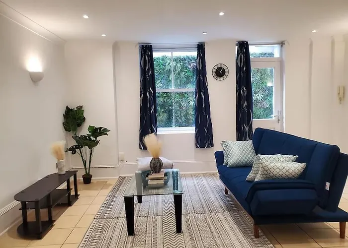 Chic Two Bed Flat In Fitzrovia