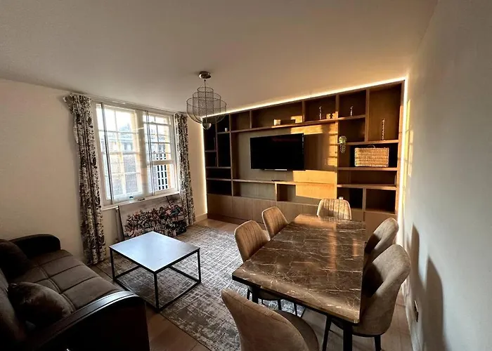 Charming Chelsea Two Bedroom Apartment Next To Kings Road!