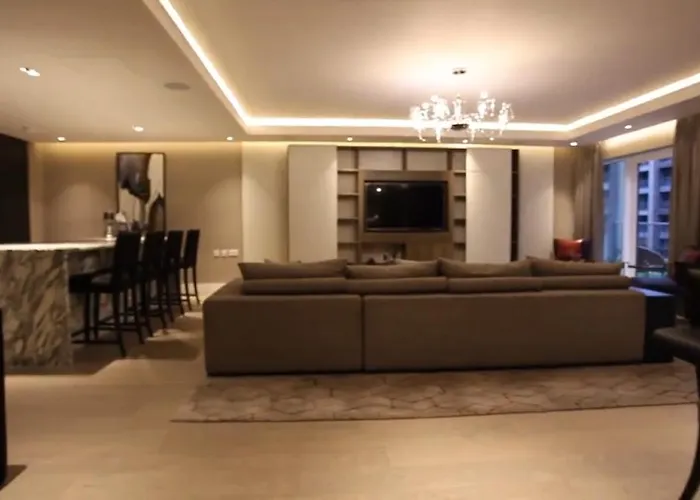 Luxurious Three Bedroom Flat In Chelsea Creek