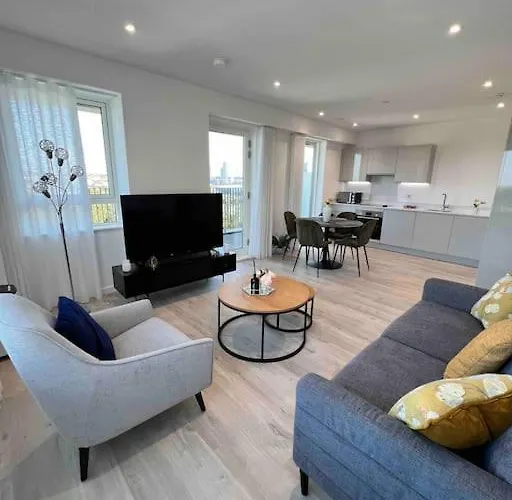 Stylish 2-Bed Flat Canning Town
