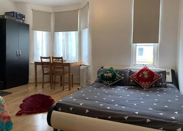 Luxury Extra Large Double Bedroom Near The St James Street