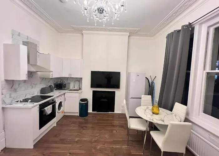 Iconic One Bed Apartment In Chiswick