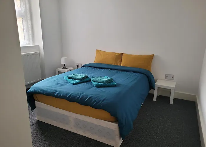 Lovely 2-Bed Fully Refurbished House In London