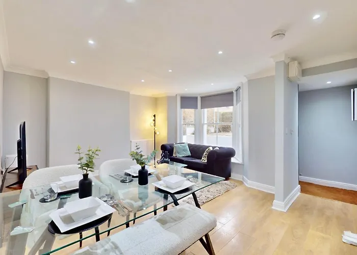 Tube & Notting Hill Nearby - Garden Flat Haven