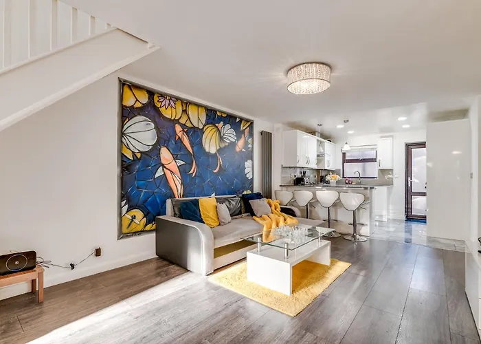 Livestay - Stylish 3-Bed Gem In Trendy E1 London