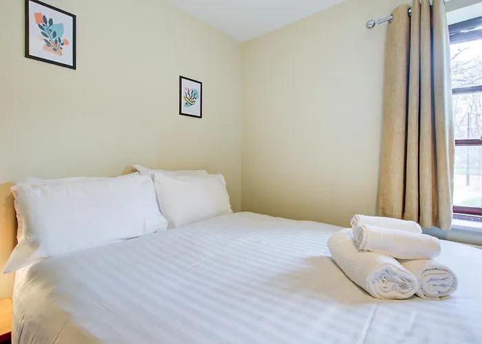 Spacious & Modern 2 Bed Sleeps 5 In Walthamstow