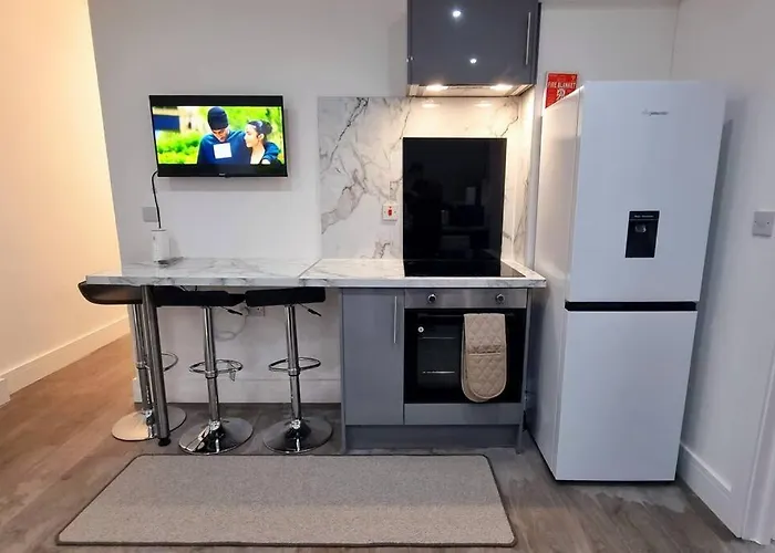 2 Bed Cosy Flat Close To Bus & Tube Station