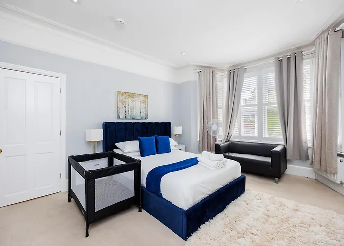 6 Bedroom House By Av Stays Acton Sleeps 11 Free Parking