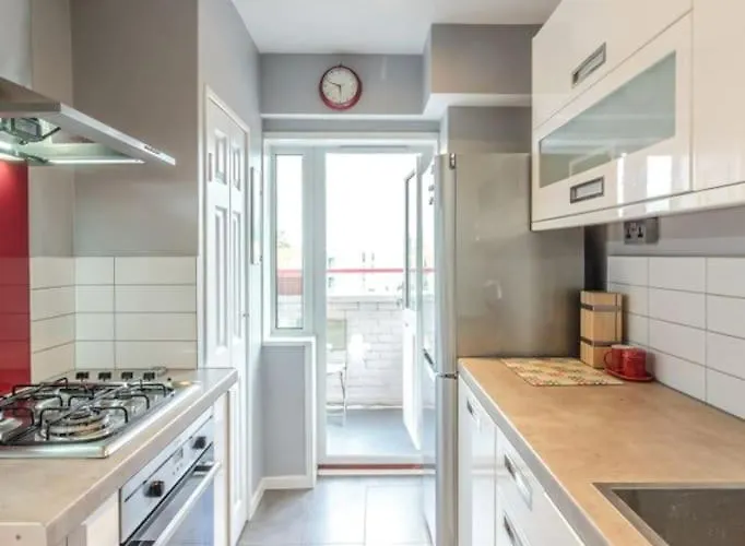 Top Floor 1 Bedroom Apartment With Views Over London