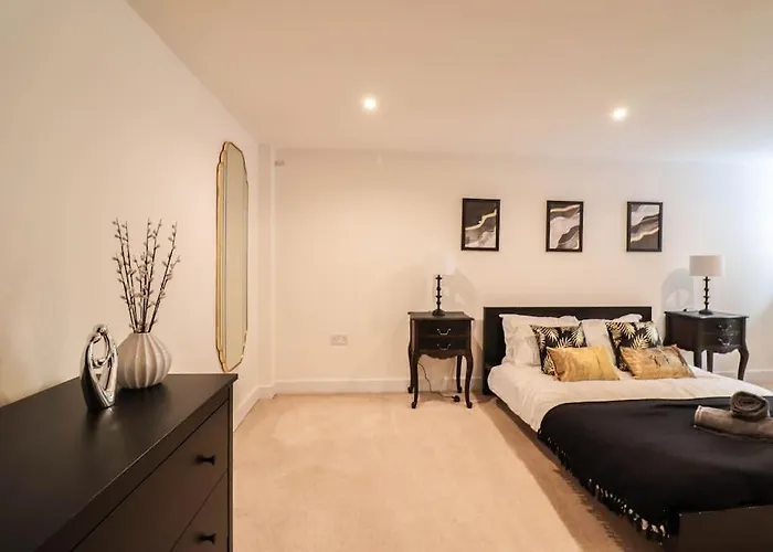 Spacious London 2 Bed Flat With Parking -10Mins From Central