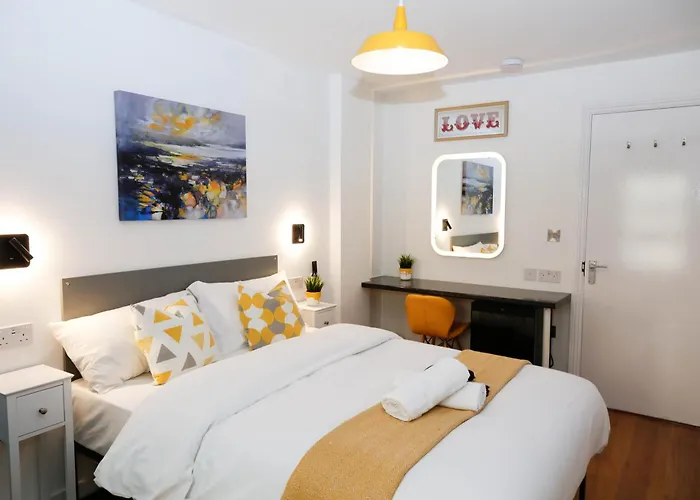 New Luxury Rooms In The Heart Of London Next To Shops, Cafes, Bars & Metro With Shared Bathrooms
