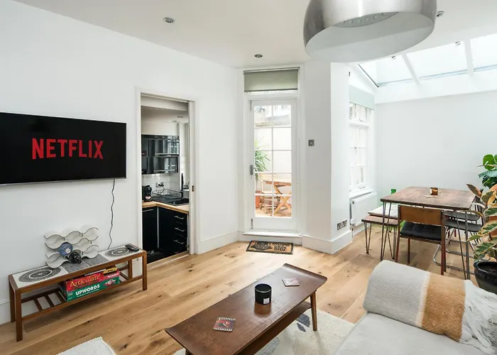 Delightful 2B-2B Prime Central London Apartment