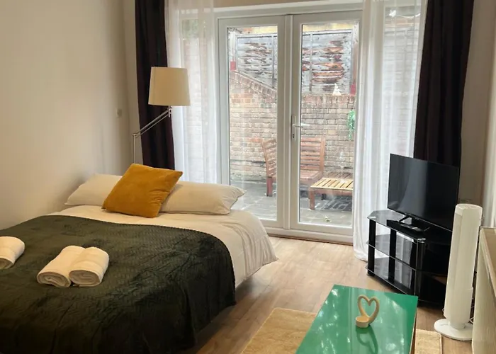 Lovely Garden Flat Near Emirates Stadium And Kings Cross St Pancras Station