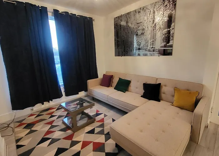 Garland Spacious 4 Bedroom House With Garden And Parking