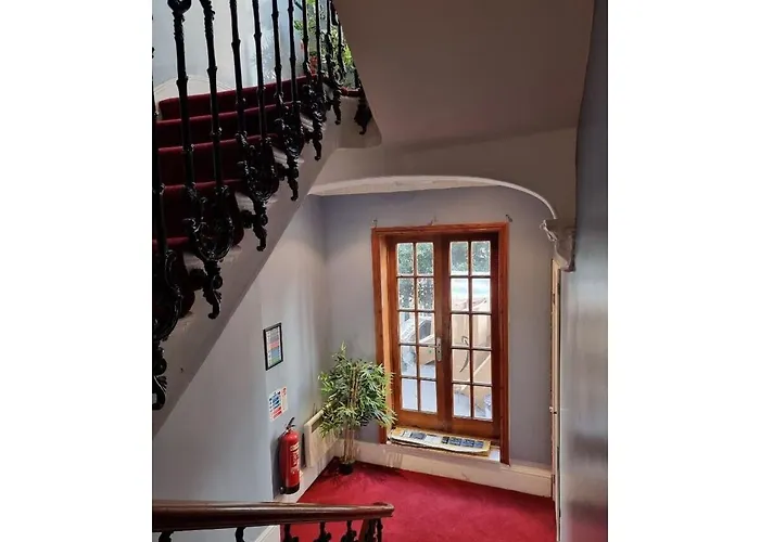 F203-Fantastic Second Flr Studio Near Hyde Park