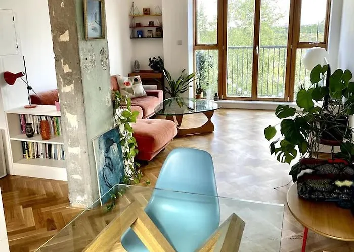 Idyllic Flat Over River Lea