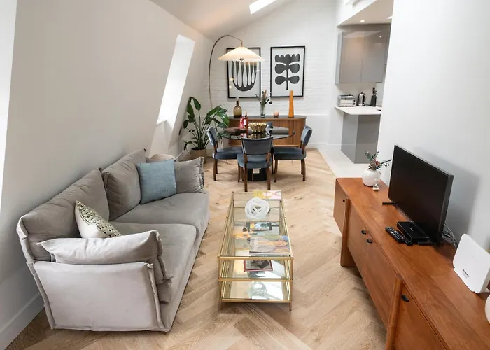 Modern 2 Bed Charlotte Street Apartment On 3Rd Floor