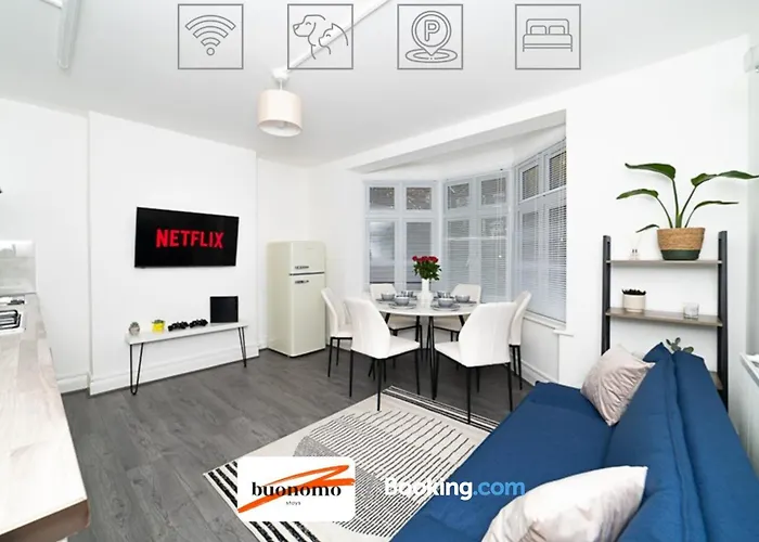 Three Bedroom Apartment At Buonomo Stays Short Lets & Serviced Accommodation With Netflix & Games