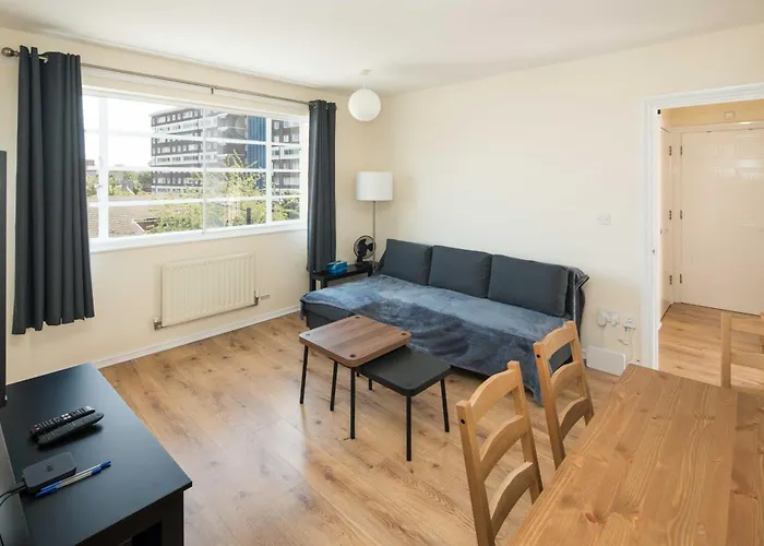 2Bd London Flat - City Buzz & Parkside Serenity