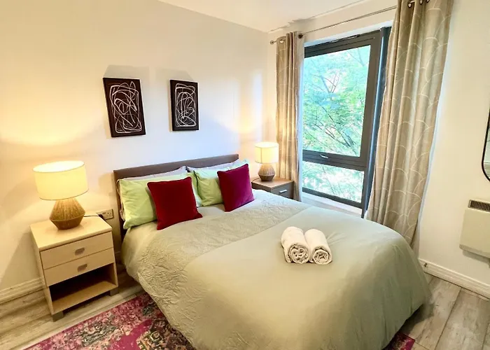 Modern Two Bedroom Two Bath Opp Tube Station