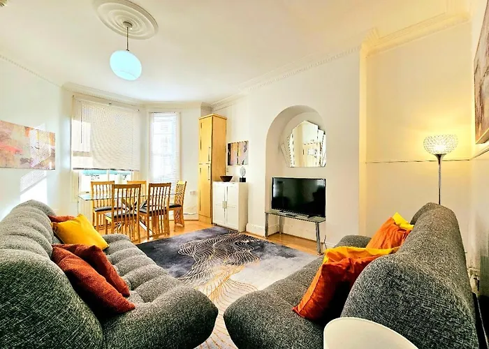 Spacious & Cosy 2 Bedroom Home Plus 2 Sofa-Beds With Private Entrance And Back Patio, 3 Min Walk To Earl\'S Court Station