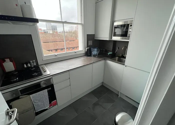 2 Bed Apartment In Central London On 3Rd Floor - Newly Refurbished - No Lift