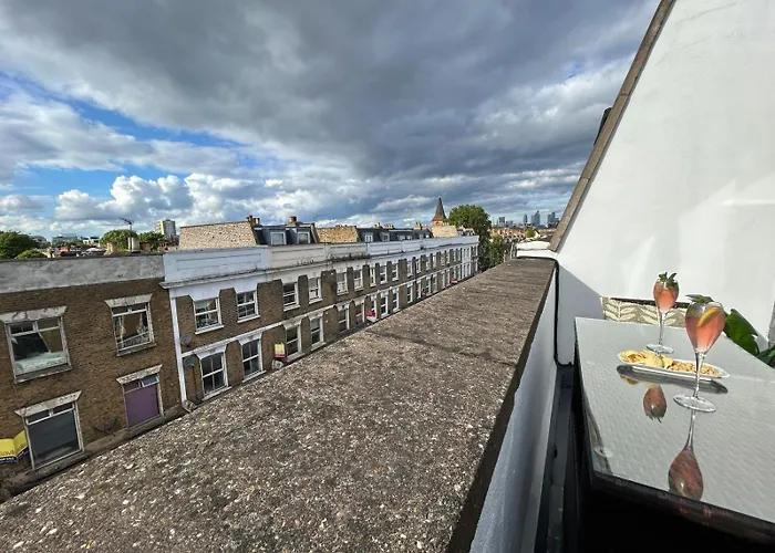 Beautiful Top-Floor 2-Bedroom Flat In Battersea With Private Balcony & Scenic Views