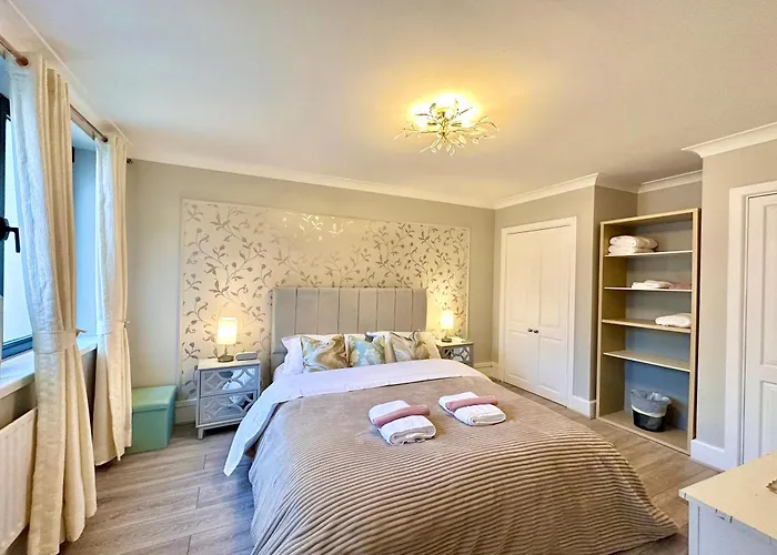 The Ivy Suite - Spacious London 3-Bed