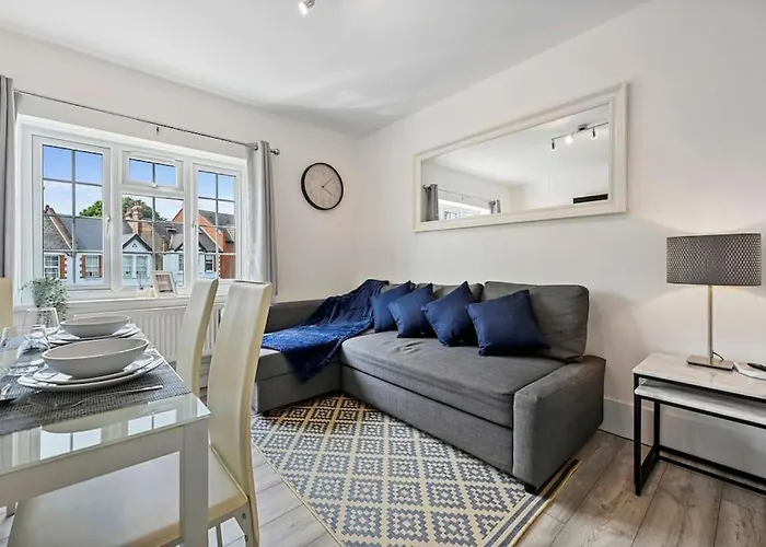 Spacious 2-Bed Flat, Acton