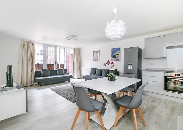 Kensington Gardens 2 Bedroom Flat With A Balcony