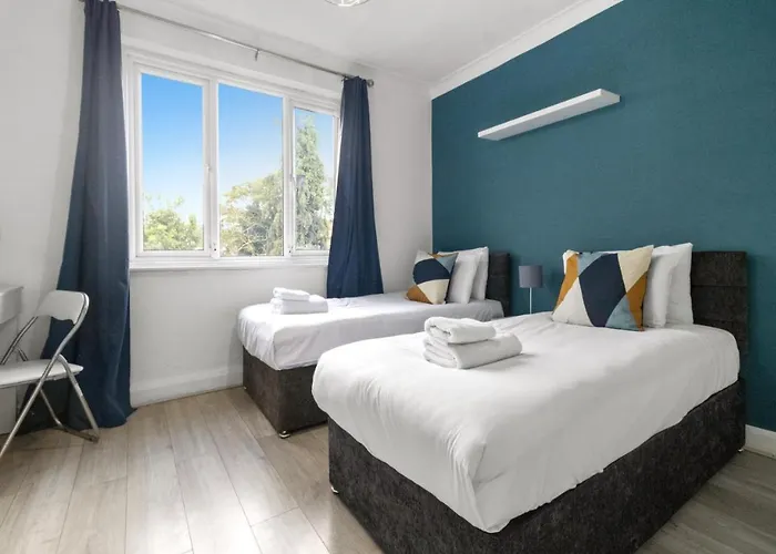 Comfortable & Convenient Spacious Private Room In Downshill Way London