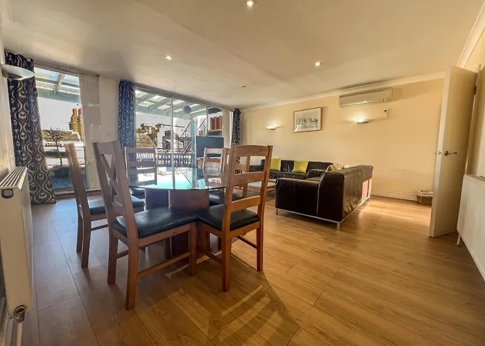 Spectacular 3 Bedroom Penthouse With Private Terrace In Prestigious Mayfair H13