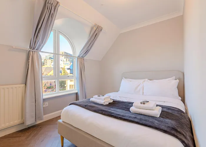 4Br 4-Floor House, W Patio, 10 Min Wapping Station