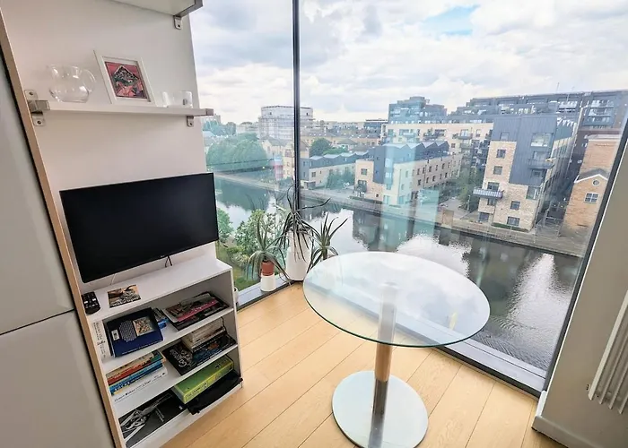 London Angel Canal-View 1-Bedroom Apartment