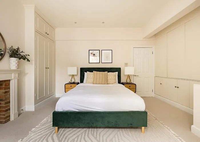 The Chelsea Nest - Stylish 2Bdr With Balcony