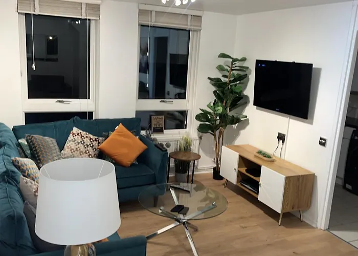 Apartment Facing Covent Garden Station