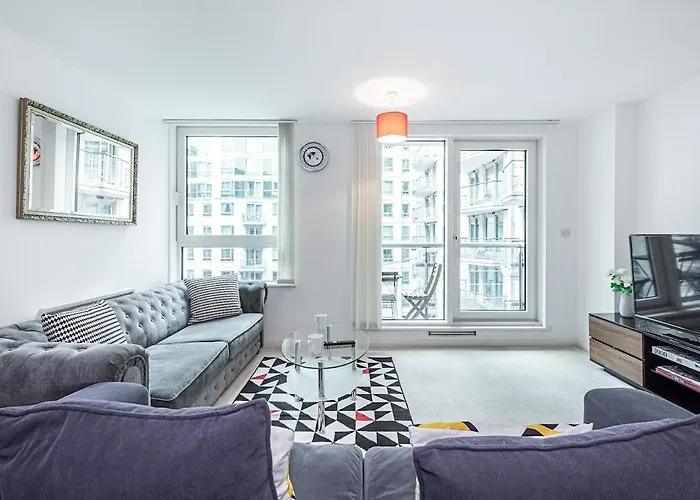 2 Bedroom Apartment , Zone 1 London , 2 Mins Walk Tube , Offers , Sleeps 5