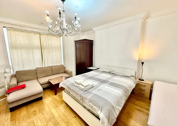 Spacious En Suite Room, Opposite Of Tube Station, 5 Minutes From Oxford Street