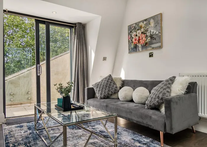 Bright & Glamorous Apartment 1Br 1Ba Private Balcony