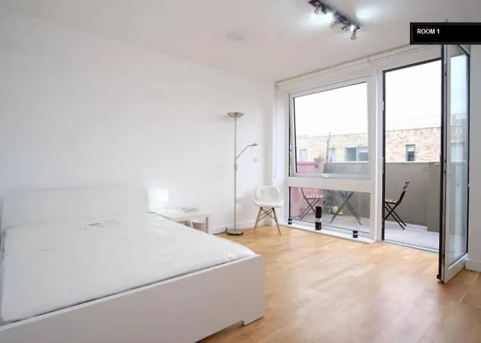 Room 1 For Couples - 13X13Ft Room, Balcony, Fast Wifi, All Bills Included