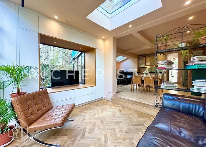 Bohemian Notting Hill Flat, Garden & Amenities