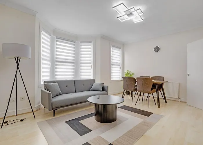 Luxury House London Near Subway Station