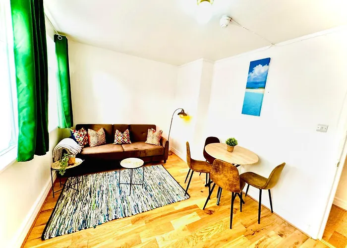 Modern Flat Steps From Finsbury & Emirates Stadium!