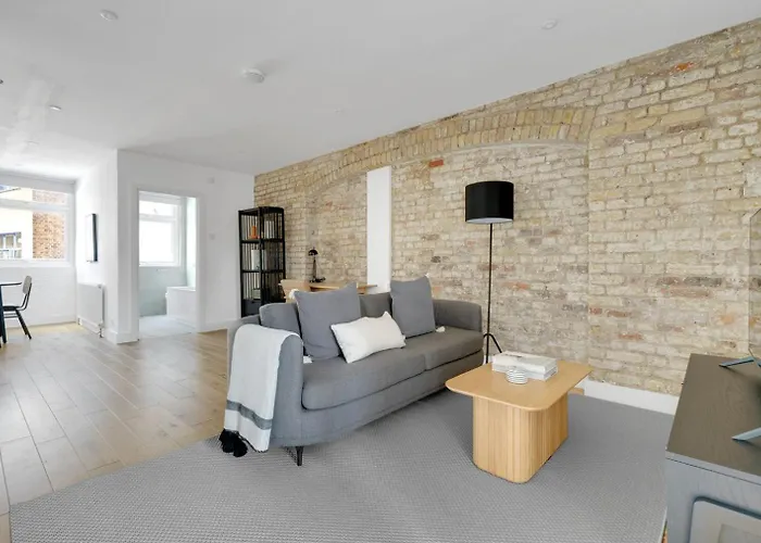 Blueground Farringdon Open Plan Opposite Train Lon-147